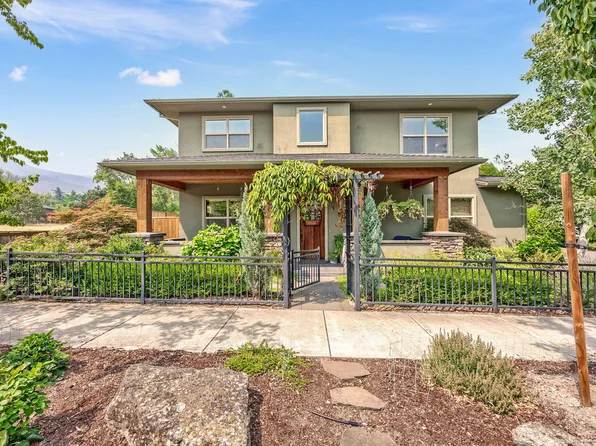 677 Jaquelyn St, Ashland, OR 97520