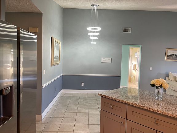 4th image of 117 NE Sagamore Ter #1