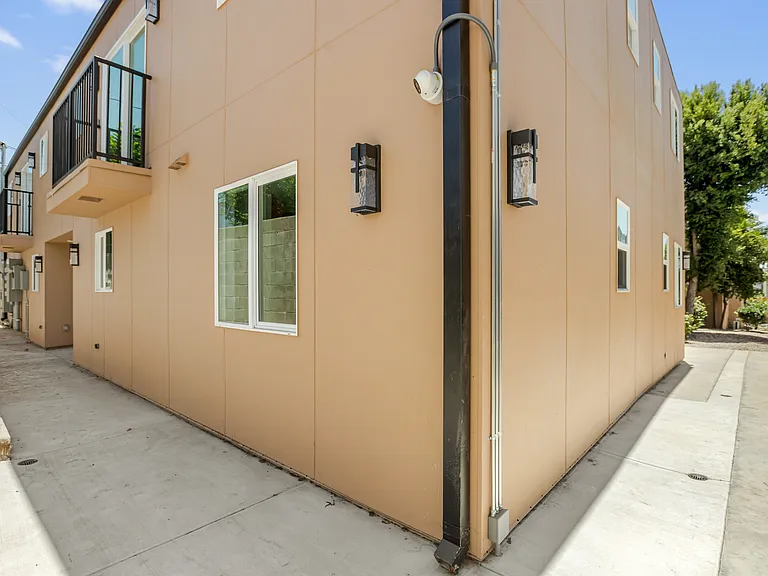 2233 Merton Ave #2 — Photo 14