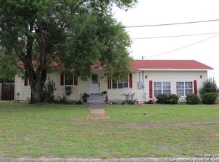 238 Breeze Dr, Devine, TX 78016