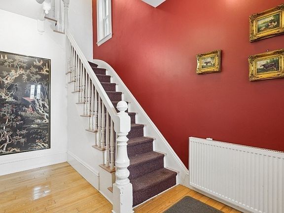 3rd image of 46 Hunting St