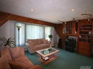625 6th Ave W, East Northport, NY 11731