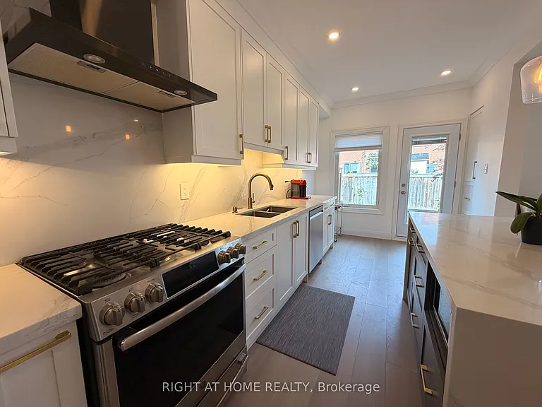 2 Mary Gapper Cres #7 — Photo 15