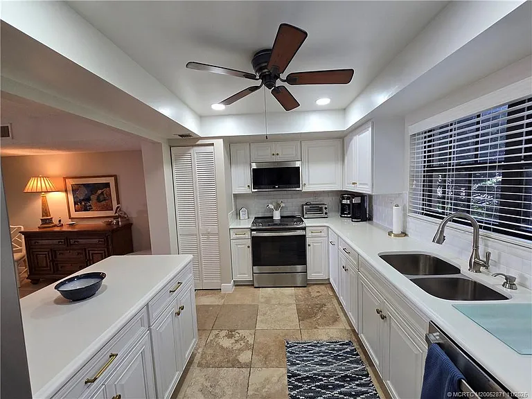 316 NE Edgewater Dr — Photo 16