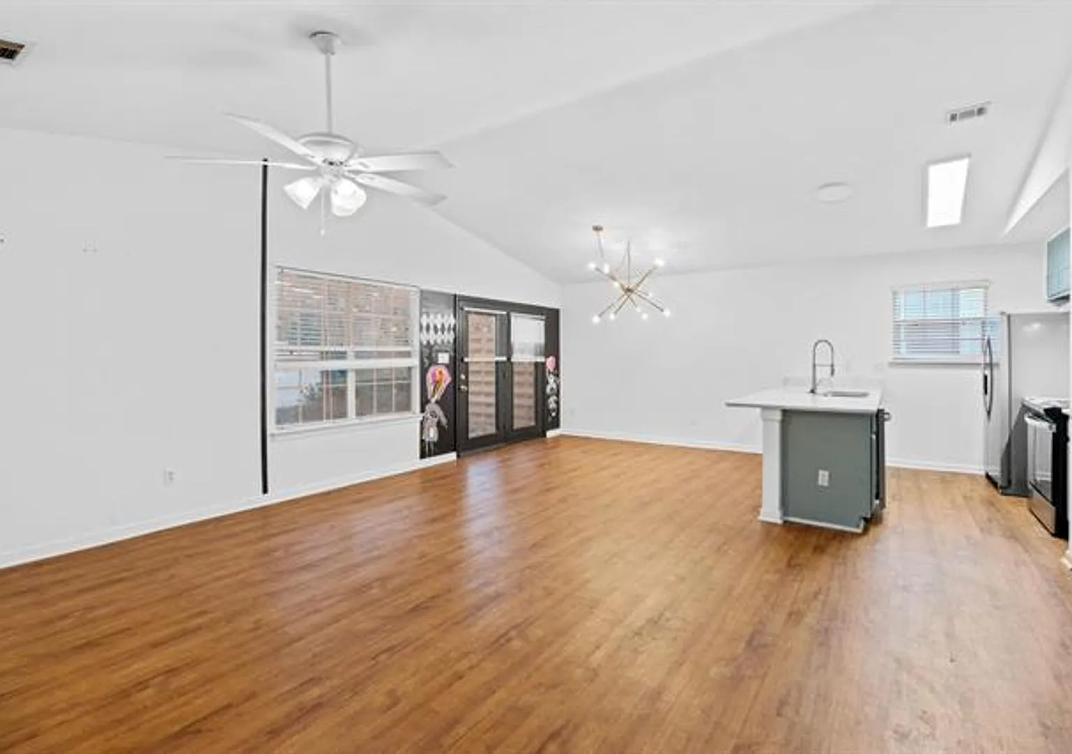 Modern Nw 3/2 W/ Garage, Washer/Dryer, Vaulted Ceilings, Stainless Steel Appliances, & Granite Co... — Photo 3