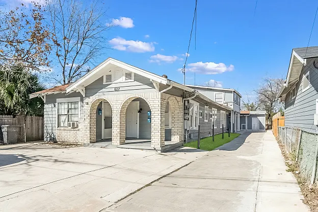 827 W Rosewood Ave #6 — Photo 1