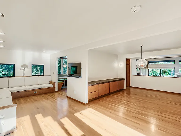 2532 E McGraw St — Photo 5