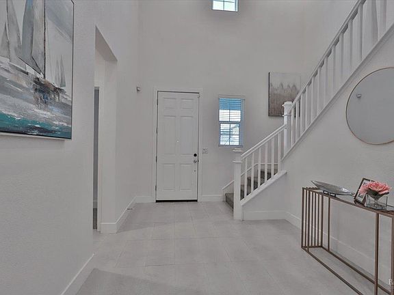 5th image of 585 Honeysuckle Drive
