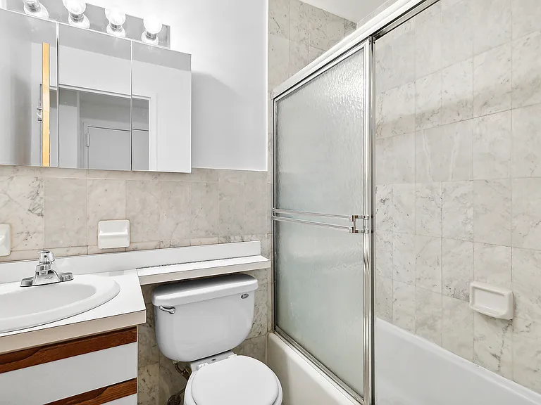 325 W 51st St #2C — Photo 3