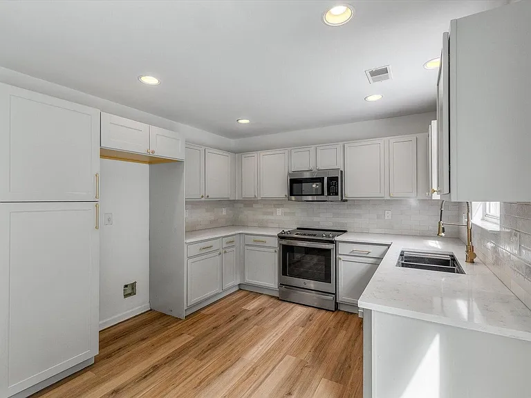 1344 Palm Cove Dr — Photo 10