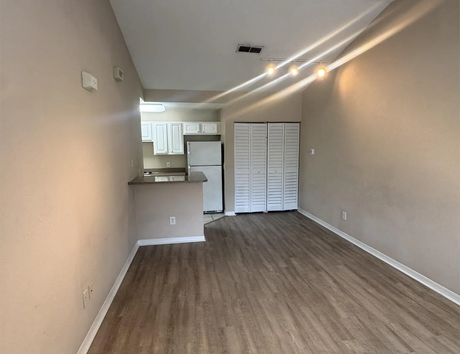 1 bed, 1.0 bath, 499 sqft, $1,405 — Photo 3
