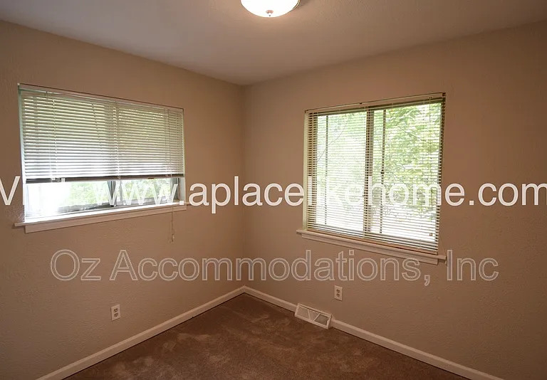 5521 Perry Ln — Photo 19