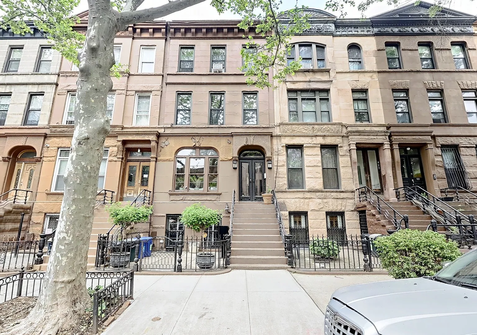 425 Hancock Street — Photo 1