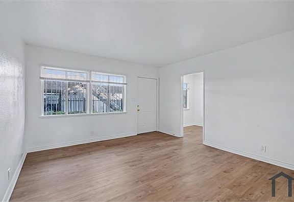 3rd image of 727 W 81st St APT 4