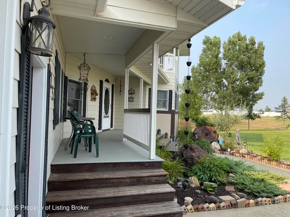 525 River Dr, Dickinson, ND 58601