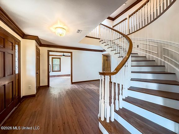 5th image of 2411 Burke St
