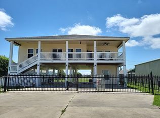 811 W Bayshore Dr, Palacios, TX 77465