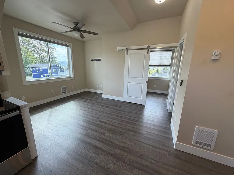 804 E Connecticut St — Photo 6