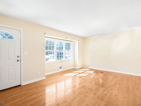 2nd image of 122 Sweetbriar Ln