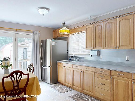 3rd image of 127 W Fairfield Ave