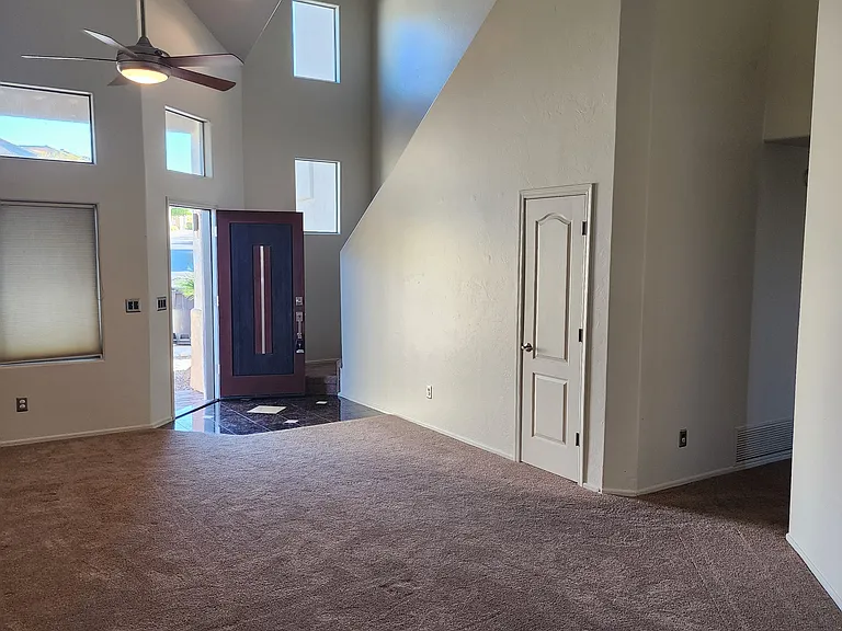 114 E Calle Zavala — Photo 4