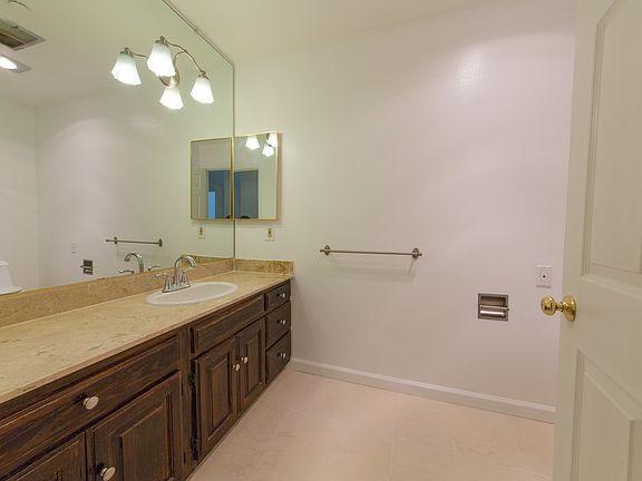 5th image of 324 N Palm Dr Unit 105