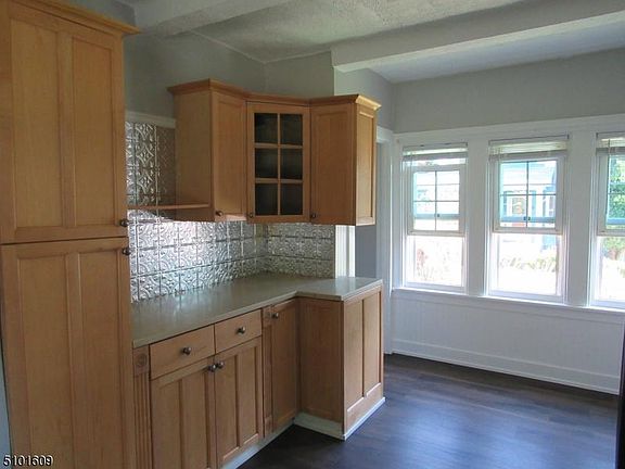 5th image of 553 Arlington Ave
