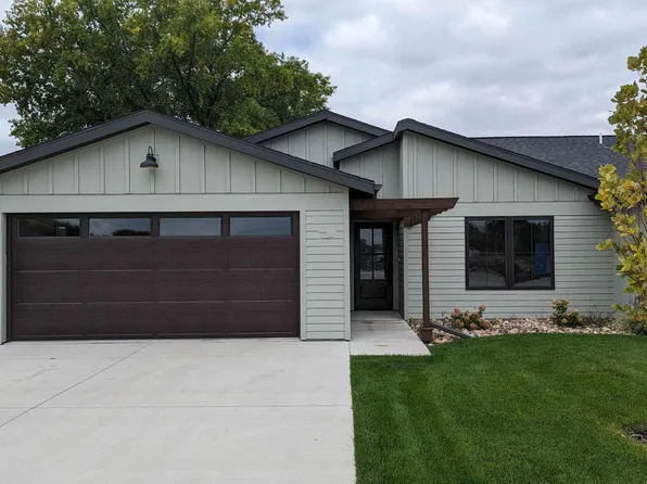 3924 Dorothys Ln, Spirit Lake, IA 51360