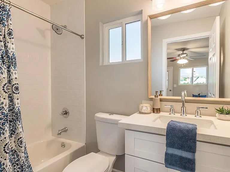 2201 E Fairmount Ave — Photo 28