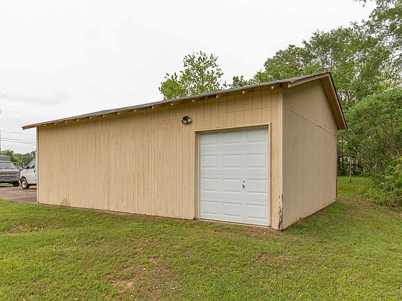 3rd image of 910 Ray Rd
