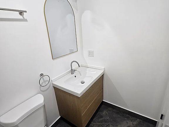 4th image of 5814 N Rockwell St #G
