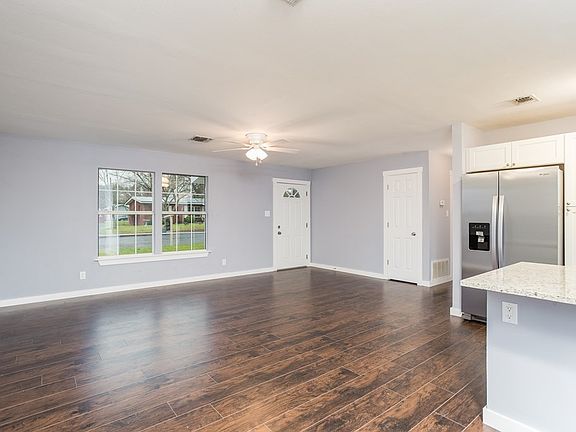 4th image of 811 N Pecan St