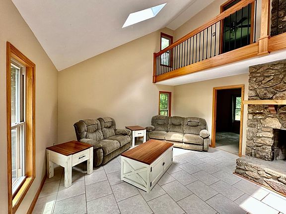 5th image of 38 Lakehaven Pl