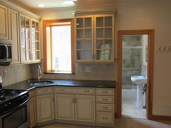 2nd image of 590 19th St #2L