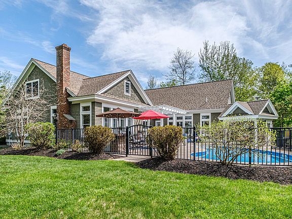 3rd image of 11 Silver Brook Circle