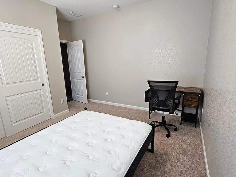 825 Kelsey Ct — Photo 3