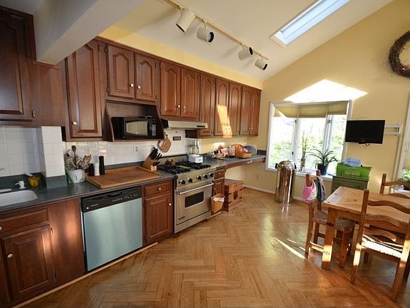 4th image of 7707 Grovenor Ct