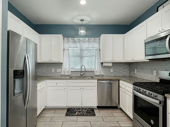 3rd image of 103 W Wilbarger St