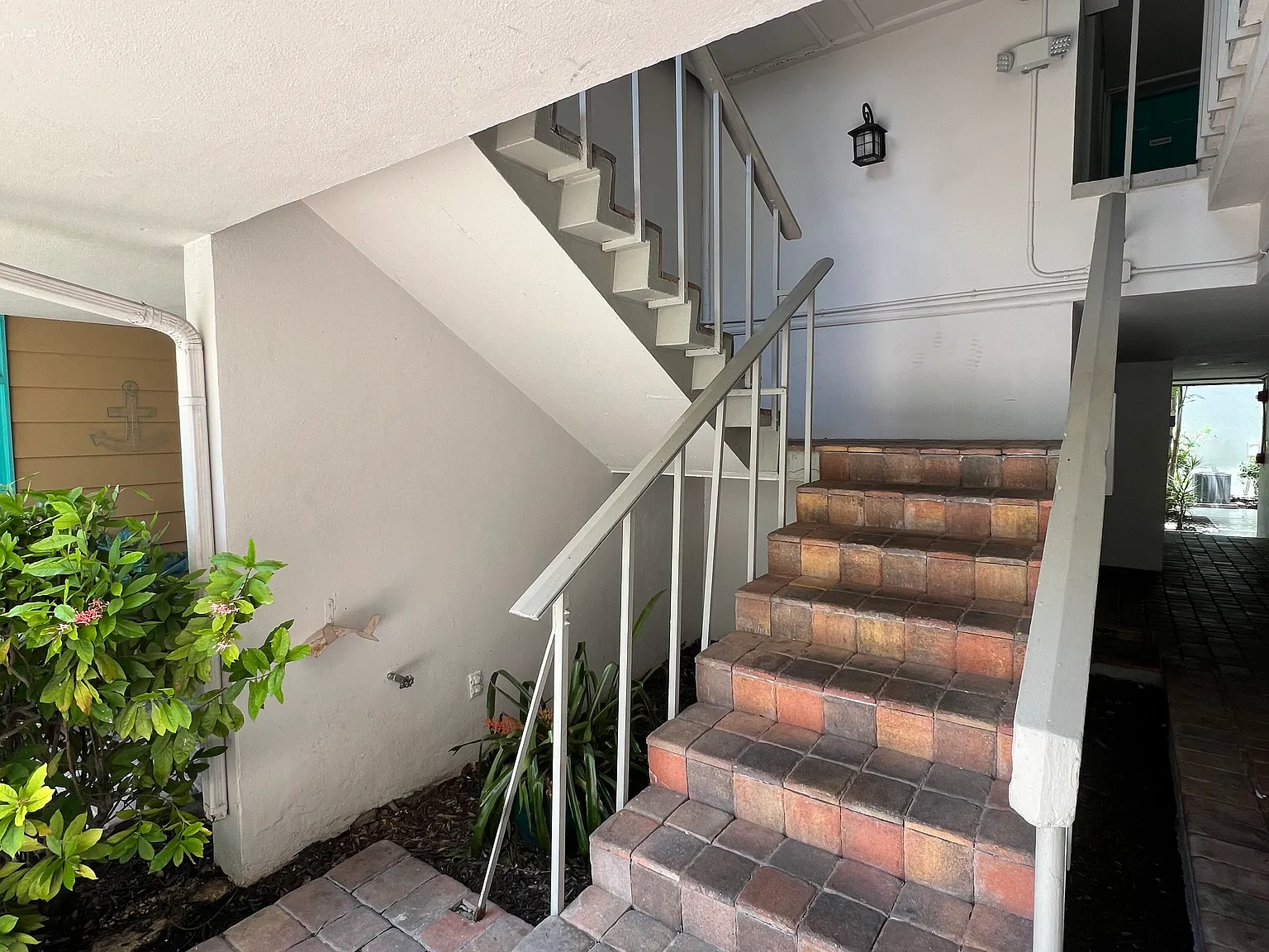 2501 NE 11th St — Photo 3
