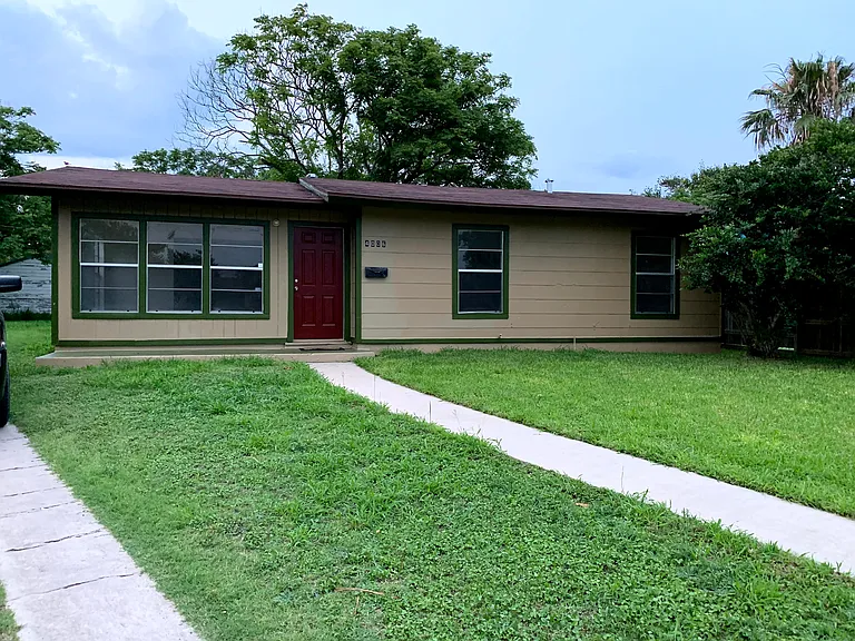4006 King Richard Dr — Photo 1