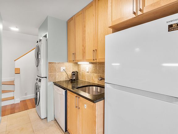 4th image of 476 Monmouth St #Penthouse 405