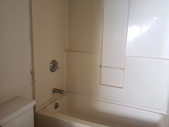 5th image of 400 Oakland Dr
