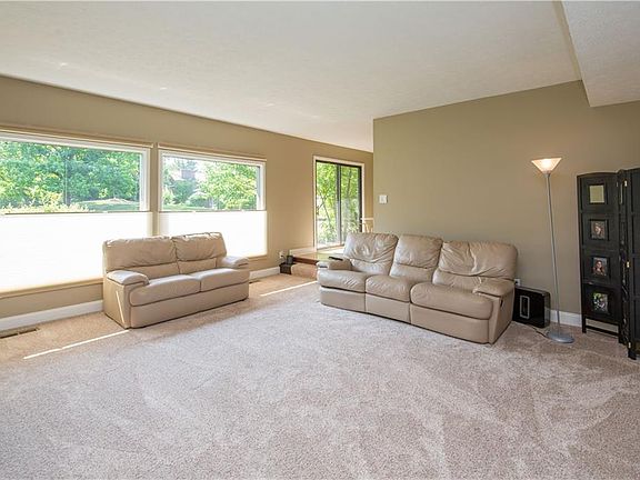 5th image of 475-10 Hill Dr