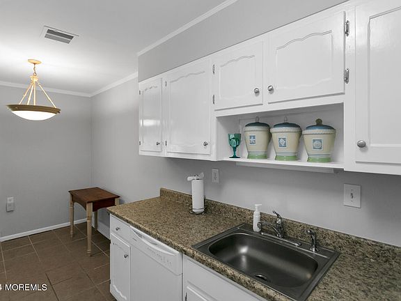 5th image of 825B Balmoral Court #B