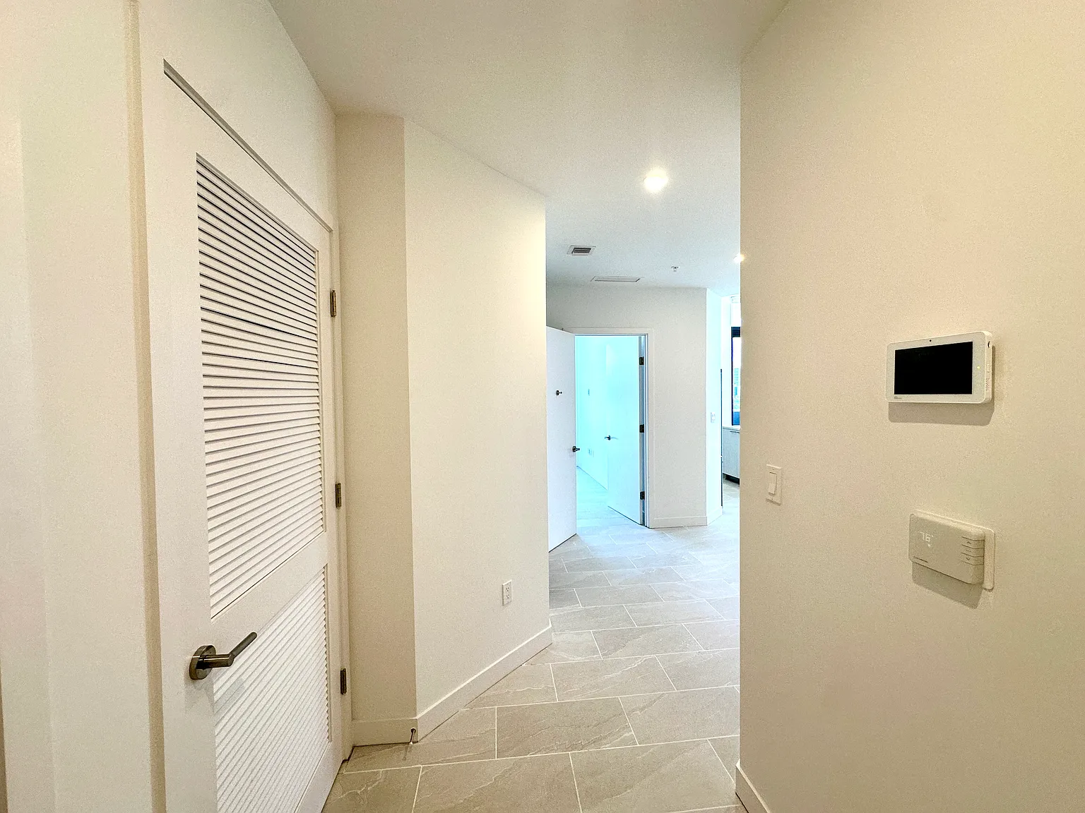 2 bed, 976 sqft, $3,199 — Photo 3