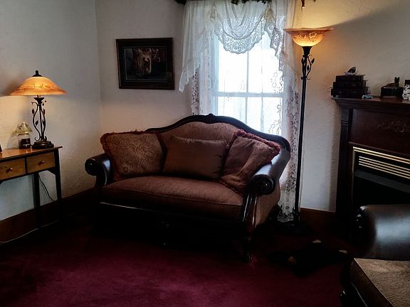 Living rm, gas fireplace