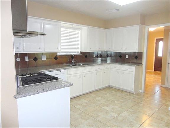 3rd image of 2913 Country Club Dr