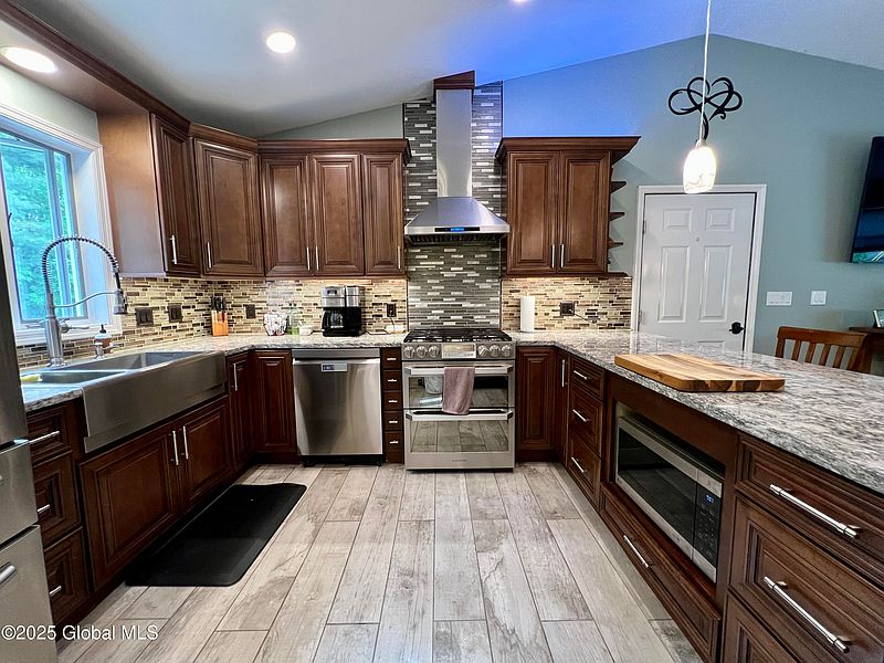 3rd image of 25 Hilton Drive