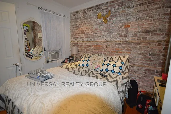 Rented by Universal Realty Group | media 22