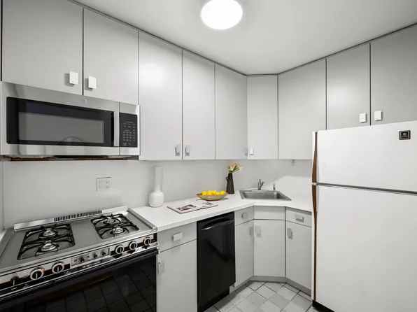 130 East 18th Street image 4 of 10